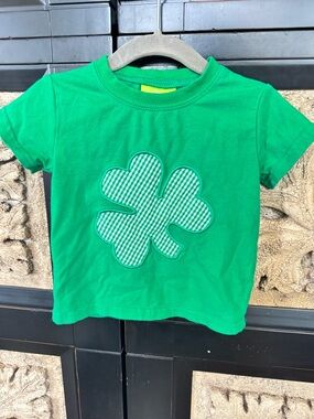 St Patrick’s day Green Clover gingham Appliqué Tee kids, EUC classic whimsy